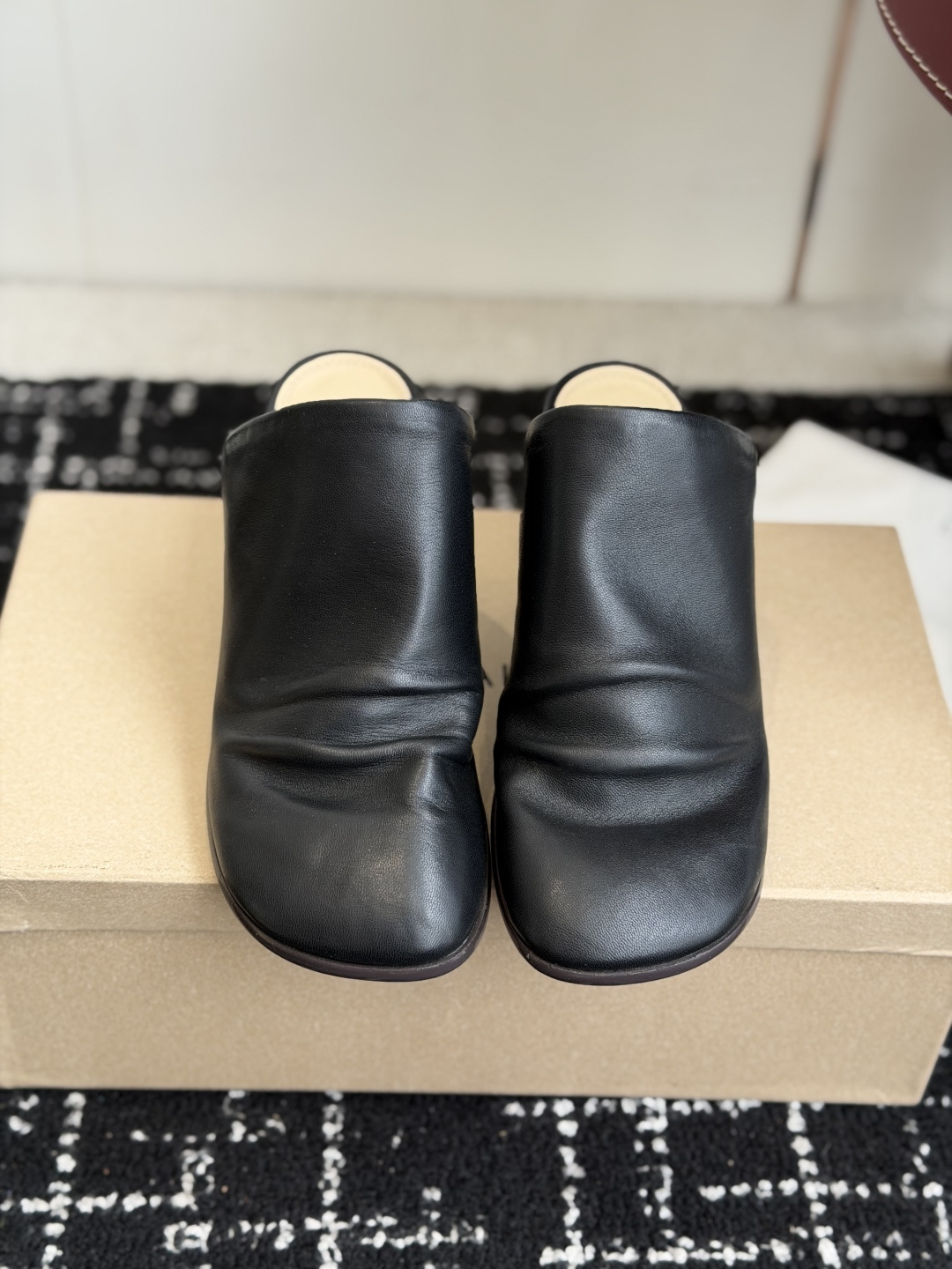 NO:786666,Purchasing agent level LEMAIRE 26ss beautiful high heel and half drag. Really super comfortable on the feet. Low-key and simple yet high-end. Casual and lazy. Chicken yellow also looks good. Flat bottom. Lambskin Mary Jane. Super comfortable. Lemaire is from Paris, France. Designer brand. Women's shoes. Black lambskin. Genuine leather heel. Full of quality. The addition of elastic elements injects more rebellion and strength into the exquisite shoe body, showing a slim but not weak posture.  Imported sheepskin upper, imported sheepskin lining, imported genuine leather outsole, heel height 7cm, Size#35-41 (40 41 customized, non-returnable), half-drag high heels, mary jane, high heels, sheepskin, Leather soles19860909代购级 LEMAIRE 26ss绝美高跟半拖 上脚真的超级舒适 低调简约又不失高级 随意慵懒 小鸡黄色也好看平底 小羊皮 玛丽珍 超舒服  Lemaire 来自法国巴黎 设计师品牌 女鞋 黑色 小羊皮 真皮包跟 档次满满  弹力 元素的加入为精致的鞋体注入更多反叛和力量,展现出纤薄但绝不柔弱的姿态. 鞋面进口羊皮 内里进口羊皮 大底进口真皮大底 跟高7cm Size#35-41（40 41定制不退换）,半拖高跟鞋,mary jane,high heels,sheepskin,Leather soles,Women's Shoes