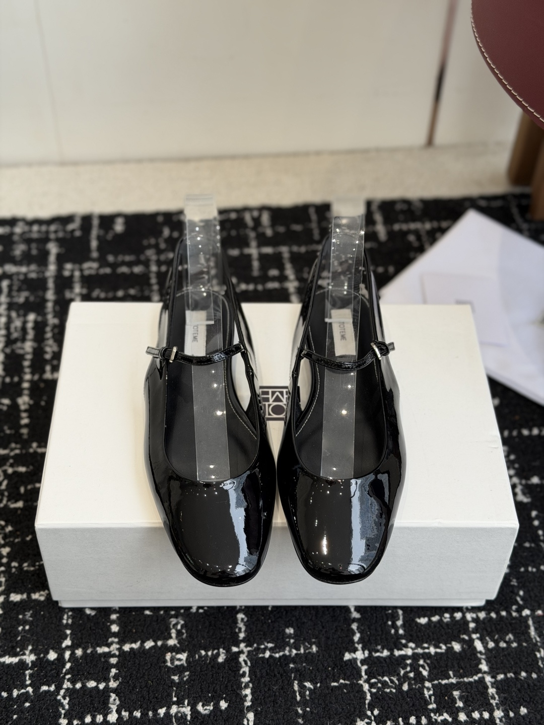 NO:786656,Purchasing agent Toteme 26ss spring and summer new round toe sandals, high-end and comfortable, matching goddess skirts, small round toe design dinner series exclusive. Throughout the season lookbook, it completely struck me, simple and yet detailed, easy to wear without tiring the feet, patent leather/silk upper, sheepskin lining, sheepskin insole, Italian genuine leather sole, Size#35-41 (40  41 Custom-made (non-refundable), sandals, ballet shoes, sandals, skirts, sheepskin, real silk19860909代购级 Toteme 26ss 春夏季新款 圆头凉鞋 高级舒适,配女神们的半身裙,小圆头的设计晚宴系列专属 贯穿整季lookbook完全戳中我,简单又不失细节,好穿不累脚, 鞋面漆皮/真丝布 内里羊皮 鞋垫羊皮 鞋底意大利真皮底 Size#35-41（40 41订做不退换）,凉鞋芭蕾舞鞋,sandals,skirts,sheepskin,real silk,Women's Shoes