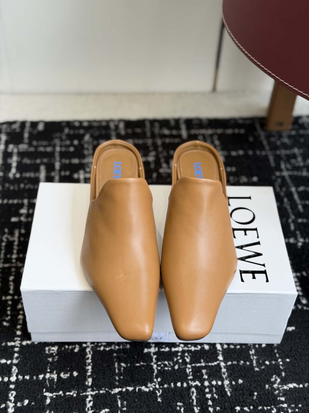 NO:786651,Purchasing agent level LOEW* Luo Yiwei 26vs the latest popular series in spring and summer... small square toe heels, top Italian designers in 26 years, the latest element heel design, unique shoe shape. At the same time, the overall shoe shape in the front is a very classic simple thin strap style, the collision of seriousness and humor, very dramatic ~ the ultimate interpretation of surrealism, full of surprising and innovative camp aesthetics, full of fun... Fabric Customized cowhide/sheepskin outsole Original imported leather outsole  Heel height is about 4.5cm, Size#35-42 (40 41 42 customized, non-refundable), semi-drag high heels, loewe, high heels, cowhide, sheepskin, Leather soles19860909代购级 LOEW*罗*意威26vs春夏最新爆款系列……小方头跟拖 26年意大利顶级设计师,最新元素鞋跟设计,独特的鞋型 同时前面整体鞋型又是很经典的简约细带款,严肃与幽默的碰撞,很有戏剧感~超现实主义的极致演绎 饱含出奇新意的坎普美学 妙趣横生…… 面料定制牛皮/羊皮 大底原版进口真皮大底 跟高4.5cm左右 Size#35-42（40 41 42定制不退换）,半拖高跟鞋,loewe,high heels,cowhide,sheepskin,Leather soles,Women's Shoes