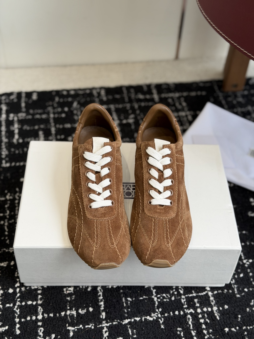 NO:786646,Purchasing agent Toteme 2026 spring and summer new round-toe flat-soled retro moral training shoes. Minimalist Nordic design, a bit retro, soft on the feet, super comfortable on the feet, and very delicate, very practical. It is a pair that can be worn all year round, with fresh colors and full foot feel. Imported sheepskin lining, imported sheepskin foot pads, rubber outsole Size #35-41 (40  41 Custom-made (non-refundable), casual shoes/sports shoes, sneakers, sheepskin19860909代购级 Toteme 2026 春夏新款圆头平底复古德训鞋 极简北欧设计,有点复古,脚感柔软,上脚超级舒适,而且很秀气,实穿性很高 是一双一年四季都能穿点的款,配色清新,脚感十足 内里进口羊皮 垫脚进口羊皮 大底橡胶大底 Size#35-41（40 41订做不退换）,休闲鞋/运动鞋,sneakers,sheepskin,Women's Shoes