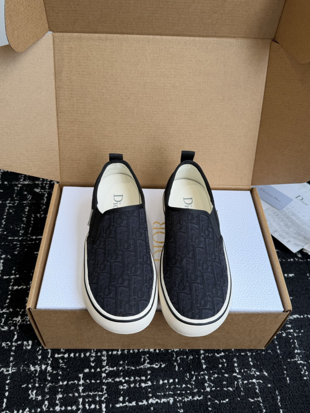 NO:786641,Purchase-level Dior Saltwind series, retro, presbyopia, canvas shoes, casual sneakers, sneakers. This Dior Saltwind sneaker designed by Jonathan Anderson is fashionable and chic, a new interpretation of the classic nautical style shoe. Decorated with Oblique print, embellished with white lace to enhance the style, with round toe and grosgrain topstitch details, unique, light and comfortable, it is Dior  A new classic item. It can be matched with all kinds of men's or women's styles, showing a fashionable and simple style. Fabric: Original customized high-density canvas material. Customized high-density canvas inside. Original open-molded non-slip rubber sole material. Sole thickness 3.5CM Size: 35-40 (40 orders are not returnable), loafers, dior, dior, loafers, sneakers19860909代购级 Dior迪奥 Saltwind 系列 复古 老花 帆布鞋 休闲 运动鞋 板鞋 这款乔纳森·安德森 (Jonathan Anderson) 设计的 Dior Saltwind 运动鞋时尚别致,全新演绎经典航海风鞋款.饰以 Oblique 印花,点缀以白色蕾丝提升格调,搭配圆形鞋头和罗缎缉面线细节,别具一格,款式轻盈舒适,是 Dior 的全新经典单品.可与各式男装或女装造型搭配,彰显时尚简约的风范 面料:原版定制高密度帆布材质 内里定制高密度帆布 鞋底原版开模防滑橡胶材质 底厚3.5CM Size : 35-40（40订做不退换）,乐福鞋,dior,dior,loafers,sneakers,Women's Shoes