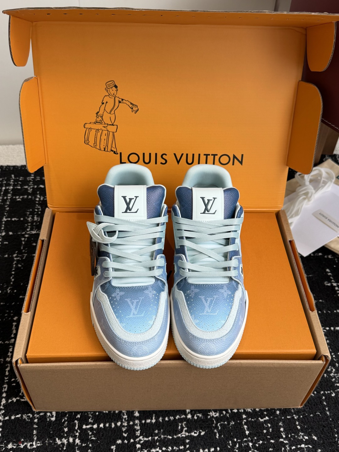 NO:786636,Purchasing agent level (official website sync box packaging) Louis Vuitton 26ss Lujia’s hot model!  Trainer sneakers are a must buy for everyone, you will never regret it!  Super versatile and high-end!  It goes well with any kind of clothes. The most important thing is that it is very attractive. The manufacturing process of the top OEM is very strict!  The materials are all top-grade cowhide customized from overseas, and the texture of the leather is the same as the original. It is super high-end, especially the texture that comes out when the shoe is bent, it has a completely ZP feel!  The outsole is also customized by our private model, with exclusive control. The entire font and concave and convex feel are difficult to distinguish between genuine and fake. Size Men 39-45 (45 is custom-made and cannot be returned or exchanged), casual shoes/sports shoes, louis vuitton, louis vuitton, louis vuitton, sneakers, cowhide19860909代购级（官网同步盒包装） Louis Vuitton 26ss 驴家的爆款！trainer板鞋,每个人都必须入的款,绝不后悔！ 超级百搭高级！什么衣服都好搭.最主要是超耐看的. 顶级代工厂制程超严格！材料都是海外定制的顶级牛皮,皮纹质感都是原版的感觉 超高级,特别是鞋子折弯的时候出来的纹路,完完全全就是zp的感觉！ 大底也是我们私模定制的,独家把控,整个字体和凹凸感,真假难辨. Size男39-45（45定做不退换）,休闲鞋/运动鞋,louis vuitton,louis vuitton,louis vuitton,sneakers,cowhide,Women's Shoes