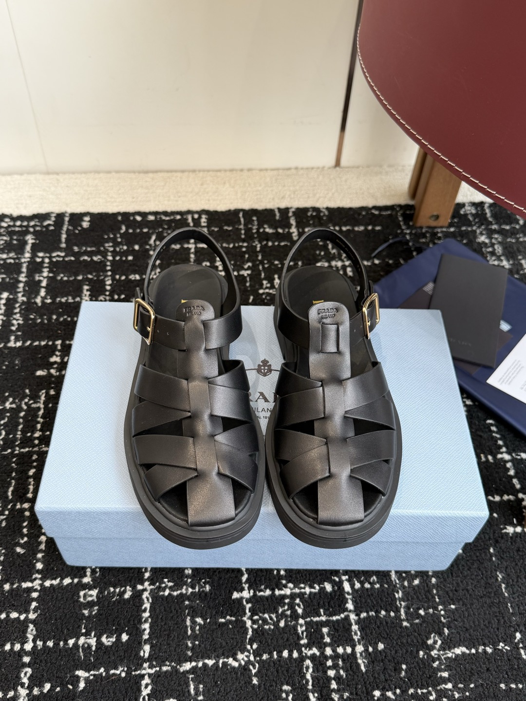 NO:786632,Purchasing-grade Prada 2026 spring and summer new Roman woven rubber sandals make the entire pair of shoes light and comfortable, satisfying a variety of choices for fashionable people with different styles!  The iconic metal label is paired with the shape of ancient beach sandals, and every design element is fashionable!  Size#35-41 (40 41 customized, non-returnable), sandals, prada, prada, sandals19860909代购级 prada普拉达2026春夏新款罗马编织橡胶凉鞋 让整双鞋轻便舒适 满足不同风格时髦人士的多种选择！ 标志性金属标搭配古沙滩凉鞋造型,每一个设计元素都踩在时髦点上！ Size#35-41（40 41定做不退换）,凉鞋,prada,prada,sandals,Women's Shoes