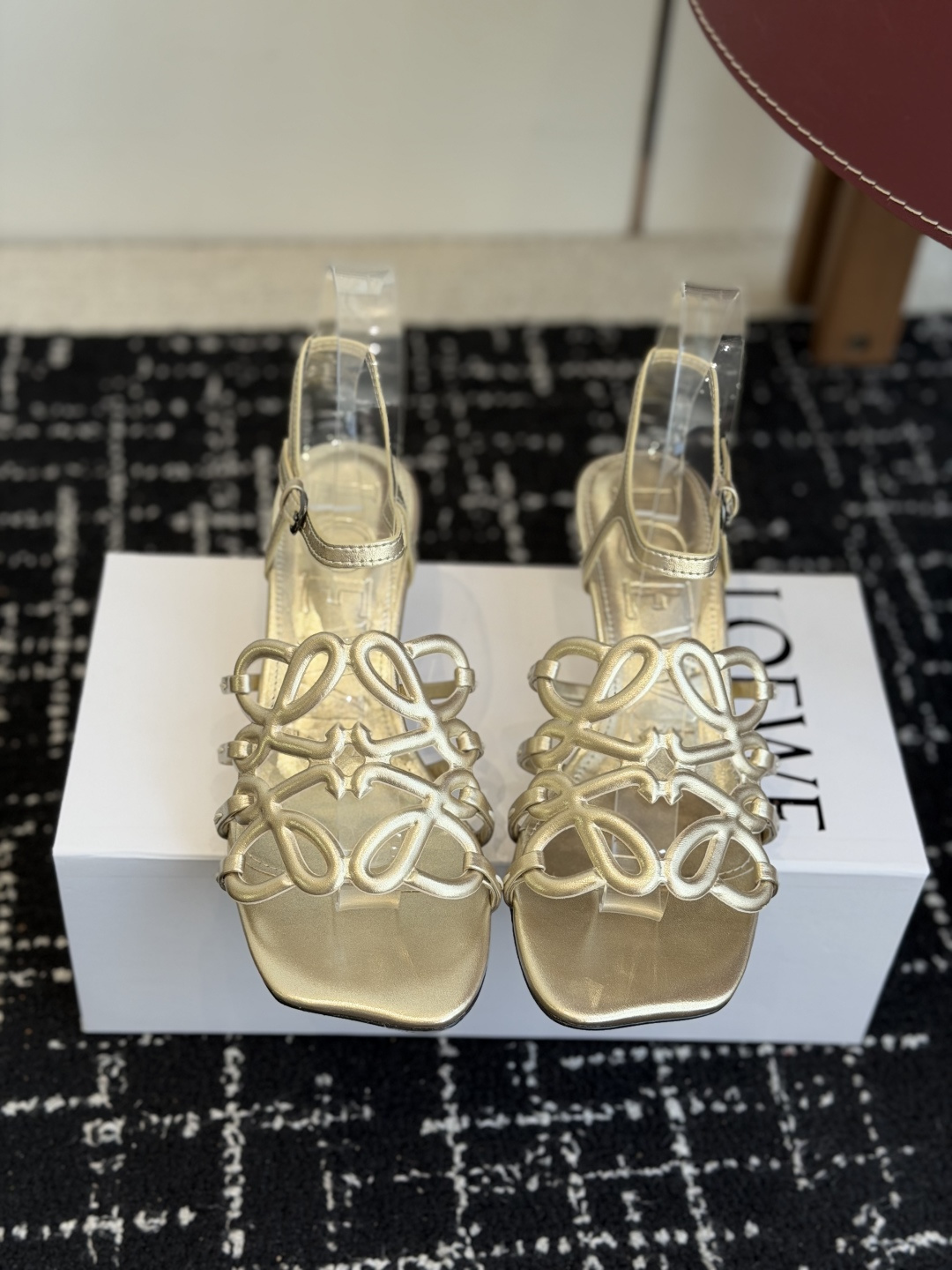 NO:899540,Purchasing agent level LOEWE 26ss new Australian diamond sandals, popular models on Xiaohongshu and the Internet, a recently popular slipper, super cute, a must-have for fashionistas, no complicated decorations, excellent vintage texture, pure and minimalist, clean and poetic, super versatile, imported sheepskin fabric, imported Australian diamonds, padding sheepskin, outsole, genuine leather outsole imported from Italy, high flat sole  4.5cm Size35-42 (40.41.42 customized), high heels sandals, loewe, loewe, sandals, high heels, slippers, sheepskin, Leather soles19860909代购级 LOEWE 罗意威 26ss 新款 澳钻 凉鞋 小红书、外网火爆款 最近大热的一款拖鞋 超级可爱 时髦精绝对不能错过的必入款,没有任何繁杂装饰,质感极好的vintage感,纯粹和极简做得利落又诗意 超级百搭款  面料进口羊皮 进口澳钻 垫脚羊皮 大底意大利进口真皮大底 跟高平底 4.5cm Size35-42 (40.41.42订做）,高跟鞋凉鞋,loewe,loewe,sandals,high heels,slippers,sheepskin,Leather soles,Women's Shoes