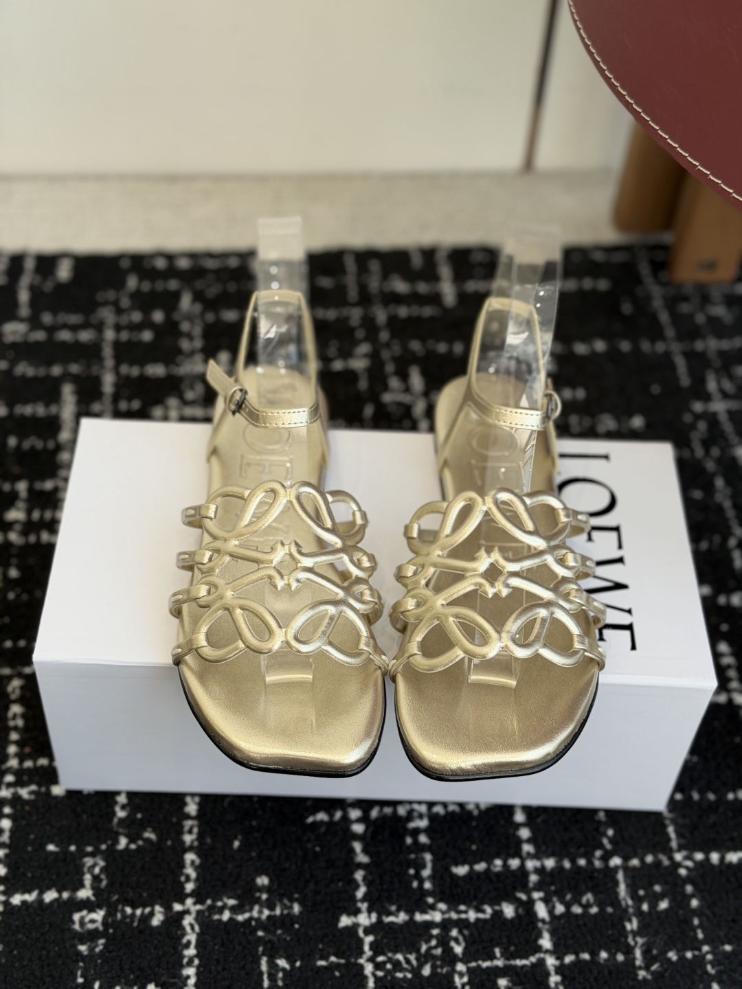 NO:899546,Purchasing agent level LOEWE 26ss new Australian diamond sandals, popular models on Xiaohongshu and the Internet, a recently popular slipper, super cute, a must-have for fashionistas, no complicated decorations, excellent vintage texture, pure and minimalist, clean and poetic, super versatile, imported sheepskin fabric, imported Australian diamonds, padding sheepskin, outsole, genuine leather outsole imported from Italy, high flat sole  Size35-42 (customized at 40.41.42), high heels sandals, loewe, loewe, sandals, high heels, slippers, sheepskin, Leather soles19860909代购级 LOEWE 罗意威 26ss 新款 澳钻 凉鞋 小红书、外网火爆款 最近大热的一款拖鞋 超级可爱 时髦精绝对不能错过的必入款,没有任何繁杂装饰,质感极好的vintage感,纯粹和极简做得利落又诗意 超级百搭款  面料进口羊皮 进口澳钻 垫脚羊皮 大底意大利进口真皮大底 跟高平底 Size35-42 (40.41.42订做）,高跟鞋凉鞋,loewe,loewe,sandals,high heels,slippers,sheepskin,Leather soles,Women's Shoes