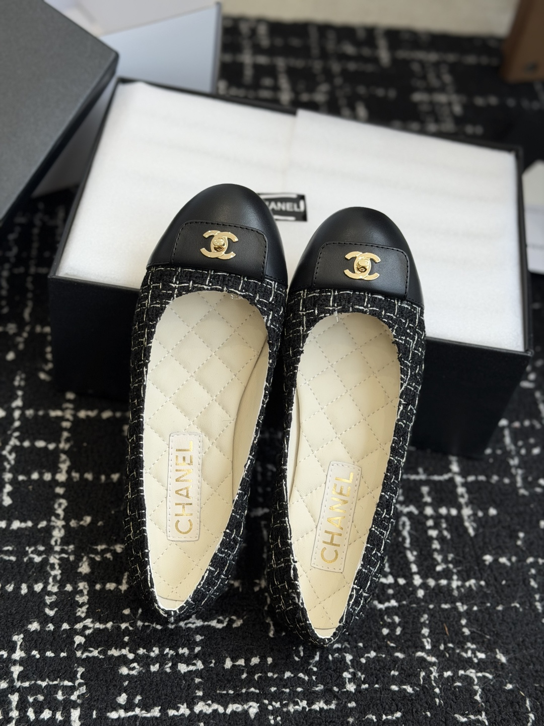 代购级CHANEL小香 26ss 春夏 芭蕾舞鞋 宛如女神脖子上的项链,上脚包裹性非常好,上脚跟显瘦,真 代购级CHANEL小香 26ss 春夏 芭蕾舞鞋 宛如女神脖子上的项链,上脚包裹性非常好,上脚跟显瘦,真