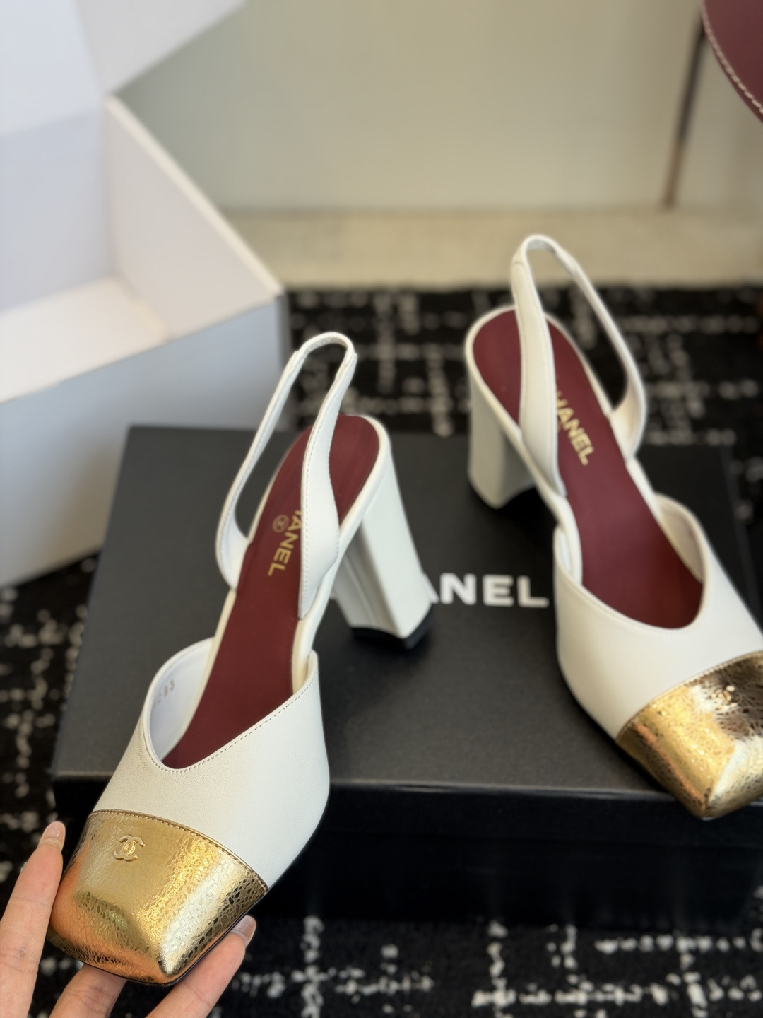 代购级CHANEL小香 26ss 早春新款 后空大方头跟鞋,复古法式优雅感,高级感十足 香奶奶后空玛丽珍 代购级CHANEL小香 26ss 早春新款 后空大方头跟鞋,复古法式优雅感,高级感十足 香奶奶后空玛丽珍
