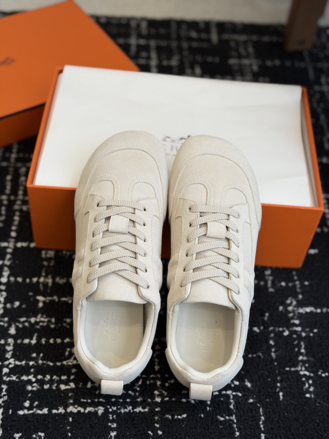 代购级HERMES 爱马仕 26春夏新款秀款德训鞋运动鞋休闲鞋以经典德训鞋为原型，低帮+圆润鞋头的造型简