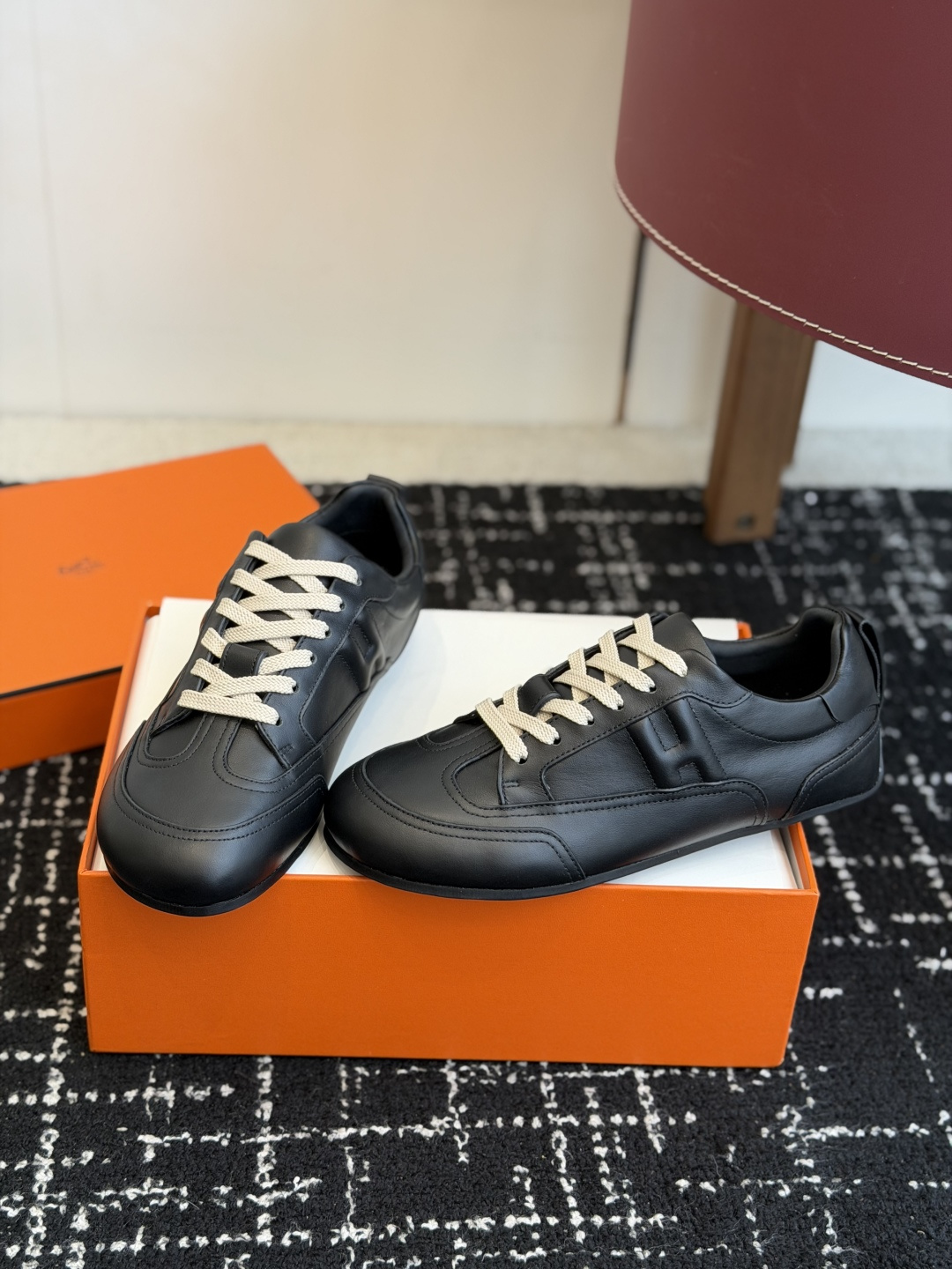 代购级HERMES 爱马仕 26春夏新款秀款德训鞋运动鞋休闲鞋以经典德训鞋为原型，低帮+圆润鞋头的造型简