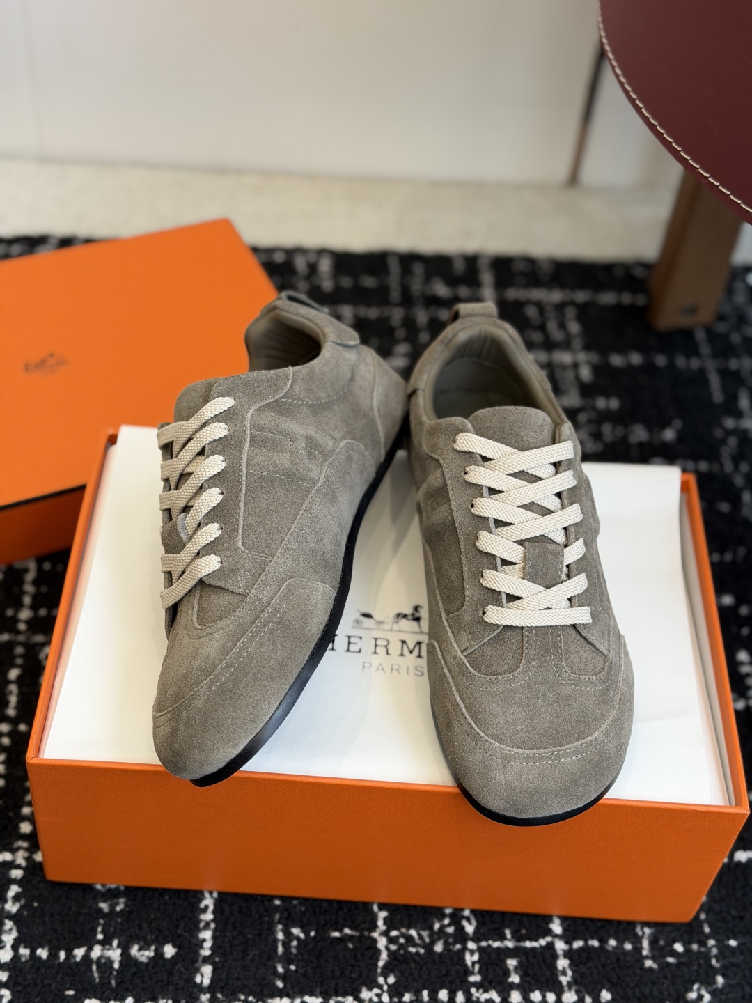 代购级HERMES 爱马仕 26春夏新款秀款德训鞋运动鞋休闲鞋以经典德训鞋为原型，低帮+圆润鞋头的造型简