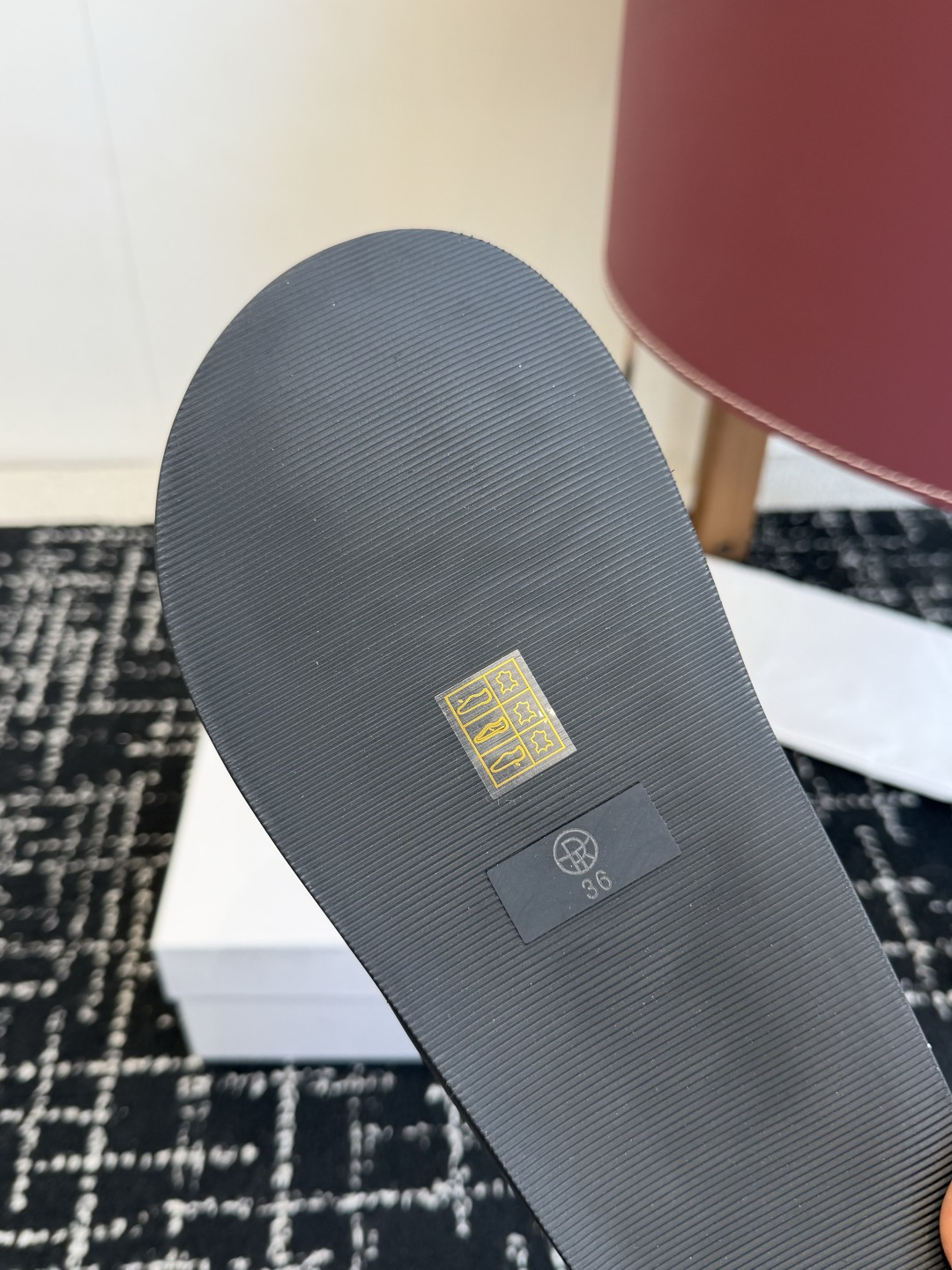 代购级The Row人字拖 2026s 新品极简到极致，才是真正的高级。这双鞋真的把“低调贵气”玩明白了