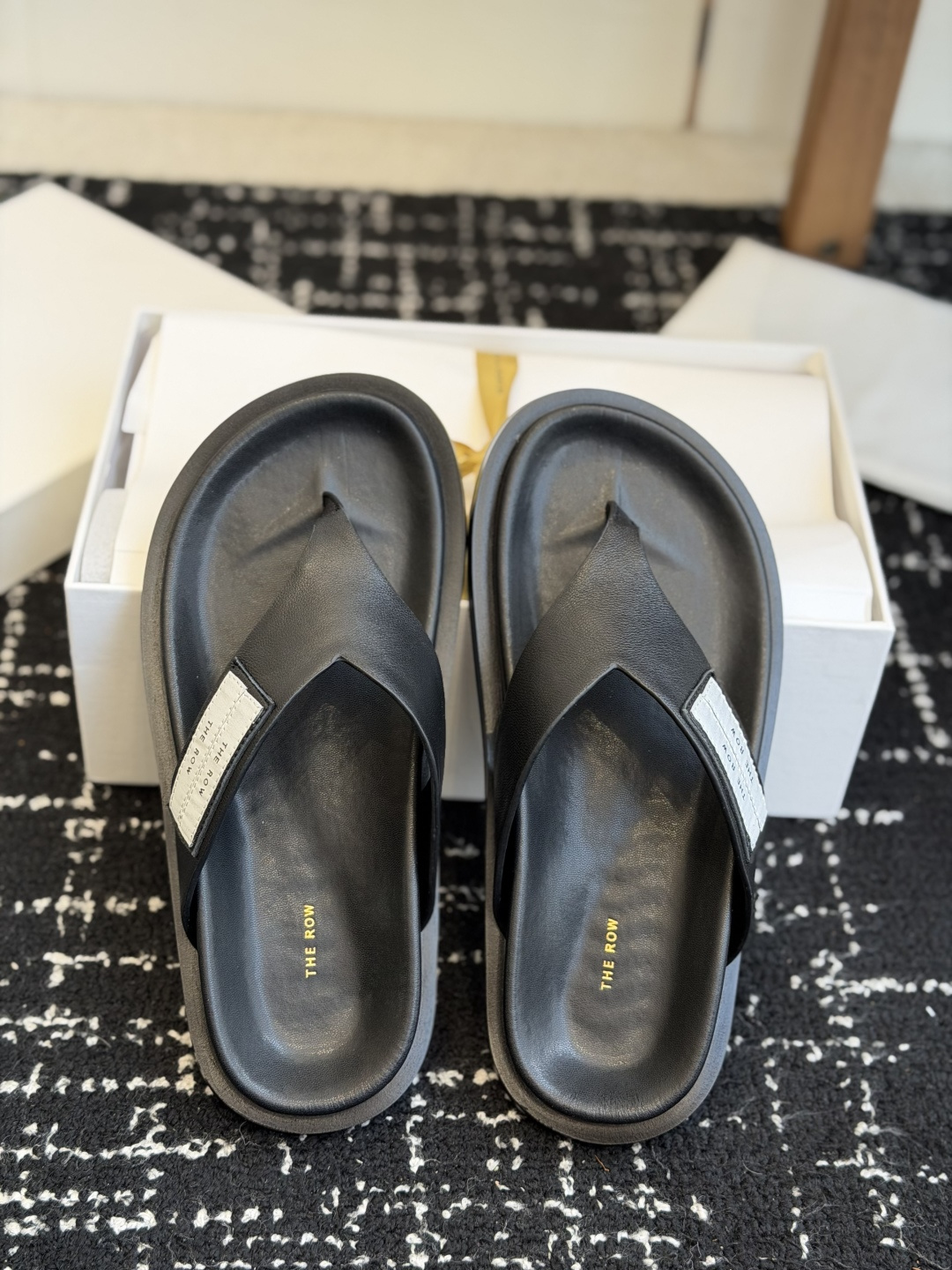 代购级The Row人字拖 2026s 新品极简到极致，才是真正的高级。这双鞋真的把“低调贵气”玩明白了