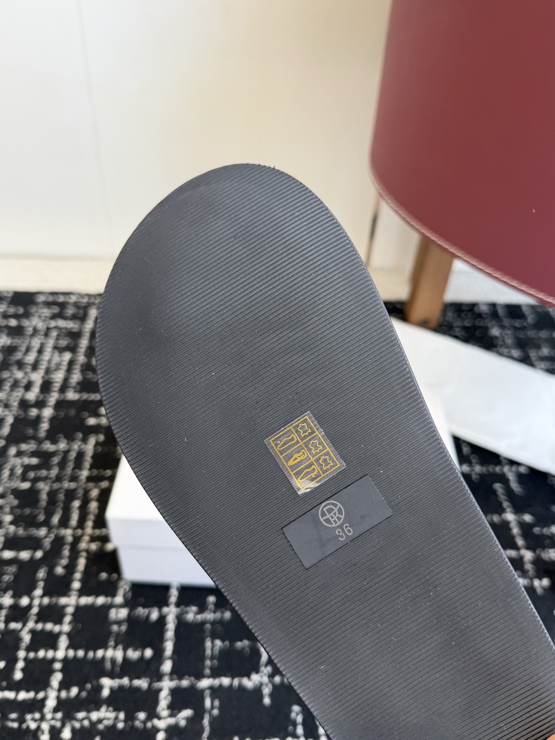 代购级The Row人字拖 2026s 新品极简到极致，才是真正的高级。这双鞋真的把“低调贵气”玩明白了