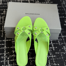 代购级Balenciaga26ss春夏新款铆钉镂空高跟凉拖利落大气的露趾方头剪裁,自带利落高级质感,经典 代购级Balenciaga26ss春夏新款铆钉镂空高跟凉拖利落大气的露趾方头剪裁,自带利落高级质感,经典