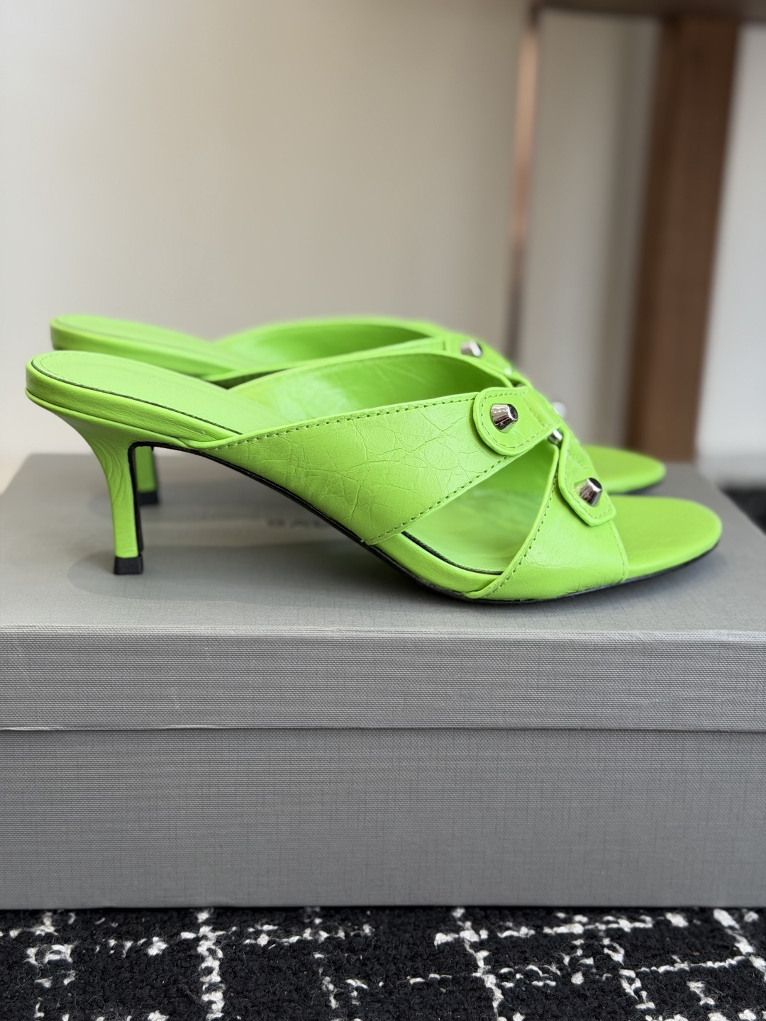代购级Balenciaga26ss春夏新款铆钉镂空高跟凉拖利落大气的露趾方头剪裁,自带利落高级质感,经典 代购级Balenciaga26ss春夏新款铆钉镂空高跟凉拖利落大气的露趾方头剪裁,自带利落高级质感,经典