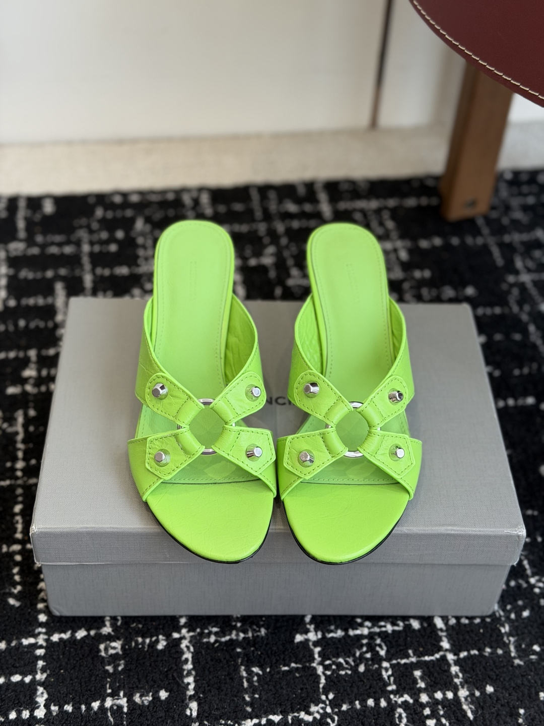 代购级Balenciaga26ss春夏新款铆钉镂空高跟凉拖利落大气的露趾方头剪裁，自带利落高级质感，经典
