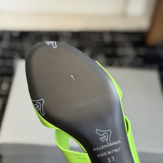 代购级Balenciaga26ss春夏新款铆钉镂空高跟凉拖利落大气的露趾方头剪裁,自带利落高级质感,经典 代购级Balenciaga26ss春夏新款铆钉镂空高跟凉拖利落大气的露趾方头剪裁,自带利落高级质感,经典