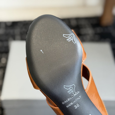 代购级Balenciaga26ss春夏新款铆钉镂空高跟凉拖利落大气的露趾方头剪裁,自带利落高级质感,经典 代购级Balenciaga26ss春夏新款铆钉镂空高跟凉拖利落大气的露趾方头剪裁,自带利落高级质感,经典