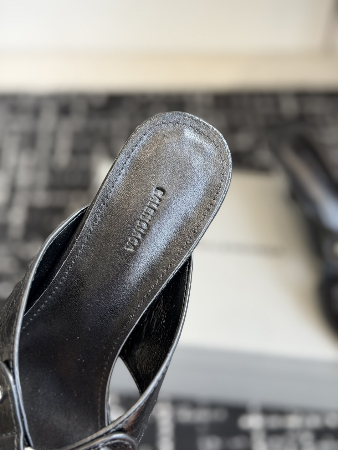 代购级Balenciaga26ss春夏新款铆钉镂空高跟凉拖利落大气的露趾方头剪裁,自带利落高级质感,经典 代购级Balenciaga26ss春夏新款铆钉镂空高跟凉拖利落大气的露趾方头剪裁,自带利落高级质感,经典