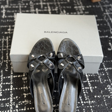 代购级Balenciaga26ss春夏新款铆钉镂空高跟凉拖利落大气的露趾方头剪裁,自带利落高级质感,经典 代购级Balenciaga26ss春夏新款铆钉镂空高跟凉拖利落大气的露趾方头剪裁,自带利落高级质感,经典