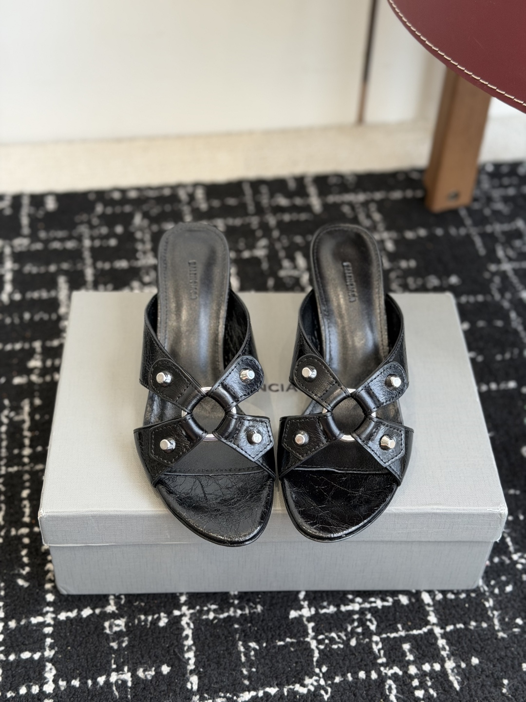 代购级Balenciaga26ss春夏新款铆钉镂空高跟凉拖利落大气的露趾方头剪裁，自带利落高级质感，经典