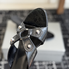代购级Balenciaga26ss春夏新款铆钉镂空高跟凉拖利落大气的露趾方头剪裁,自带利落高级质感,经典 代购级Balenciaga26ss春夏新款铆钉镂空高跟凉拖利落大气的露趾方头剪裁,自带利落高级质感,经典