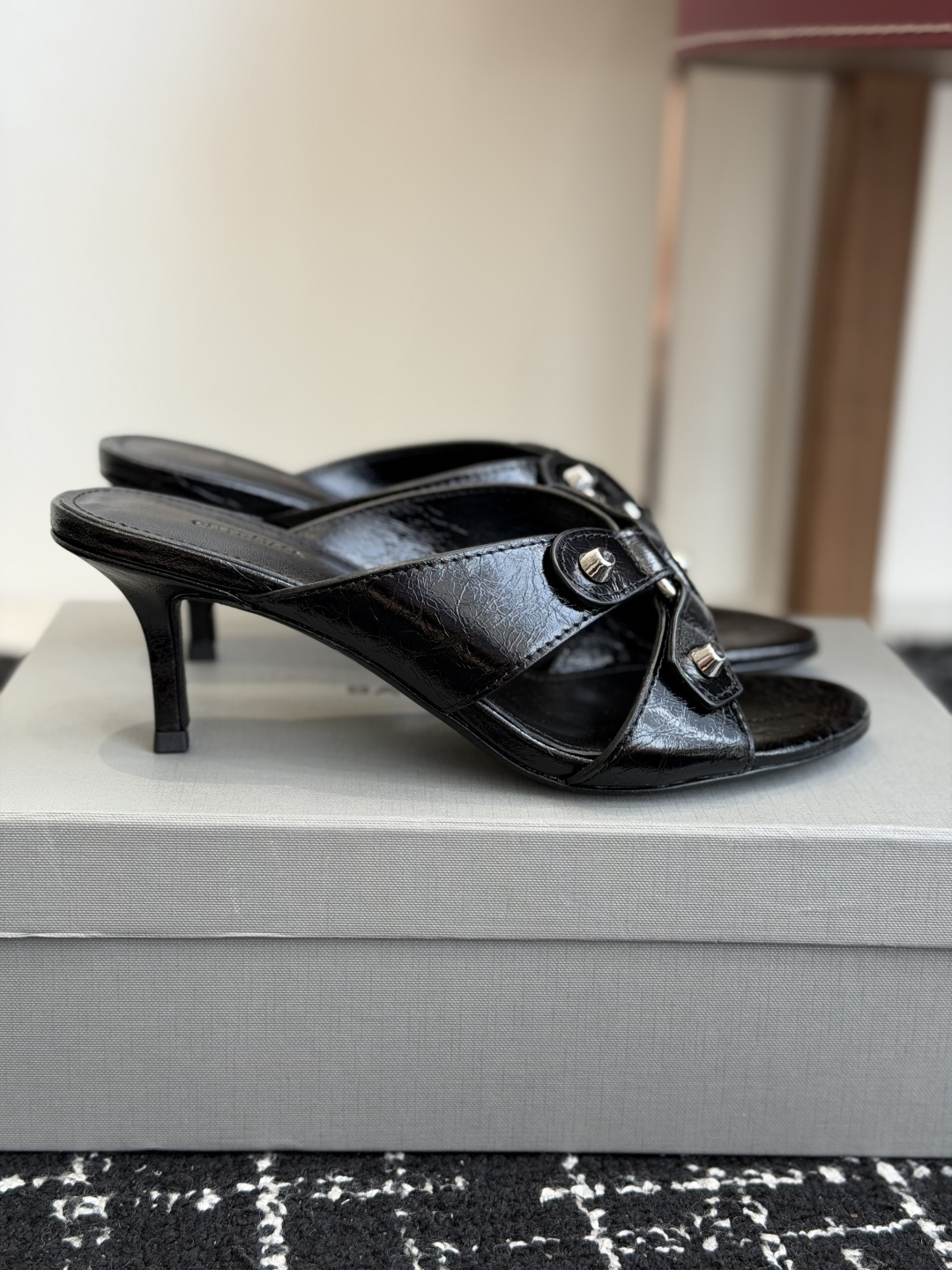 代购级Balenciaga26ss春夏新款铆钉镂空高跟凉拖利落大气的露趾方头剪裁,自带利落高级质感,经典 代购级Balenciaga26ss春夏新款铆钉镂空高跟凉拖利落大气的露趾方头剪裁,自带利落高级质感,经典