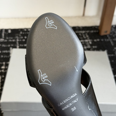 代购级Balenciaga26ss春夏新款铆钉镂空高跟凉拖利落大气的露趾方头剪裁,自带利落高级质感,经典 代购级Balenciaga26ss春夏新款铆钉镂空高跟凉拖利落大气的露趾方头剪裁,自带利落高级质感,经典