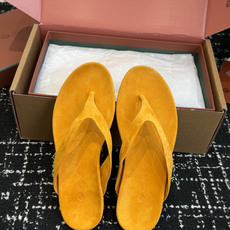 东莞代购级Loro Pian* 26ss 春夏系列 lp顶级版本 英伦夹脚拖鞋人字拖 原来这就是传说走两 东莞代购级Loro Pian* 26ss 春夏系列 lp顶级版本 英伦夹脚拖鞋人字拖 原来这就是传说走两
