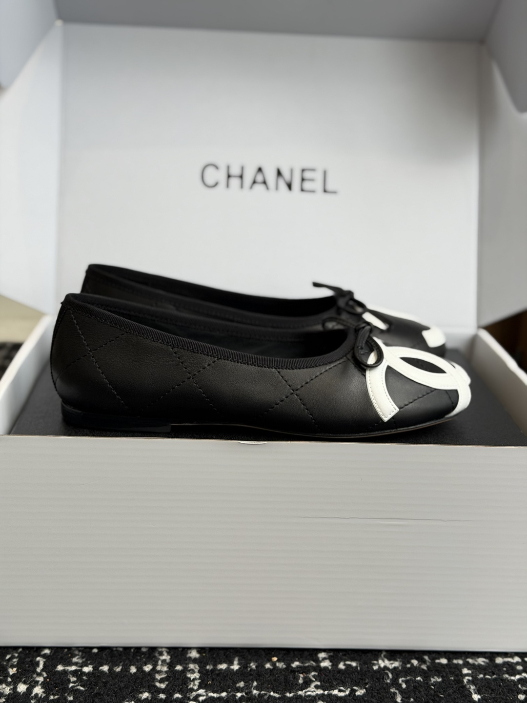 代购级Chanel 26ss 春夏系列芭蕾舞鞋复古款来袭非常火的大双C设计手工车线非常耗时耗力面料:进口 代购级Chanel 26ss 春夏系列芭蕾舞鞋复古款来袭非常火的大双C设计手工车线非常耗时耗力面料:进口