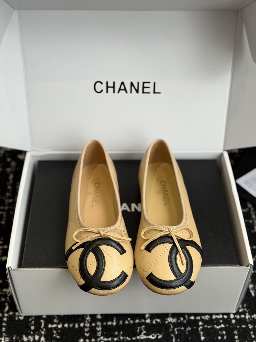 代购级Chanel 26ss 春夏系列芭蕾舞鞋复古款来袭非常火的大双C设计手工车线非常耗时耗力面料：进口