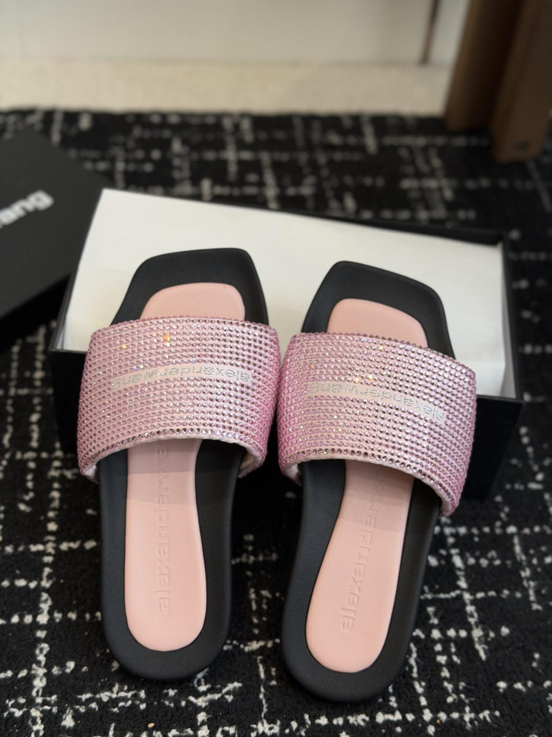 东莞代购级Alexander Wang26ss早春新款平底满钻凉拖把星光踩在脚下!整面水钻铺满鞋带宽面, 东莞代购级Alexander Wang26ss早春新款平底满钻凉拖把星光踩在脚下!整面水钻铺满鞋带宽面,