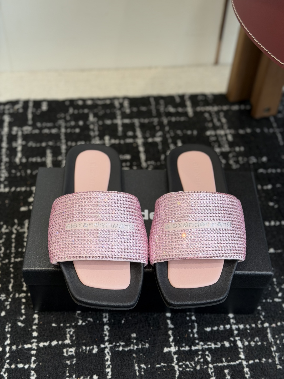 东莞代购级Alexander Wang26ss早春新款平底满钻凉拖把星光踩在脚下！整面水钻铺满鞋带宽面，