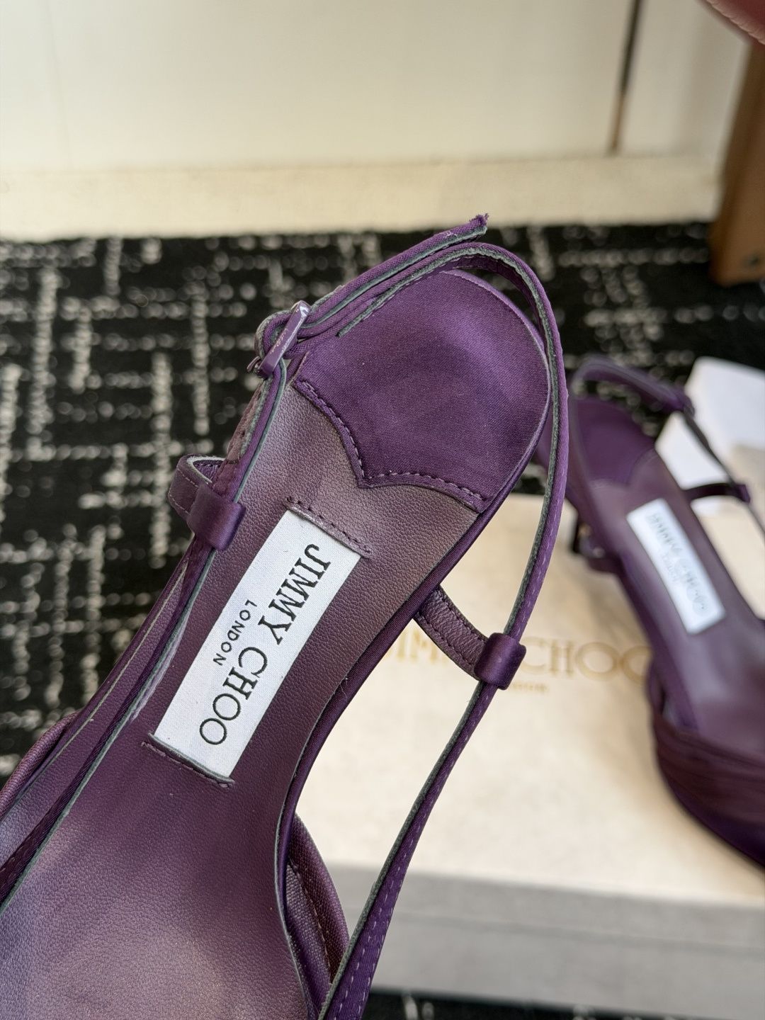 代购级Jimmy Choo 26ss 春夏 系列JC新款 高跟凉鞋模糊鞋履与珠宝配饰之间的界线 鲜明 J 代购级Jimmy Choo 26ss 春夏 系列JC新款 高跟凉鞋模糊鞋履与珠宝配饰之间的界线 鲜明 J