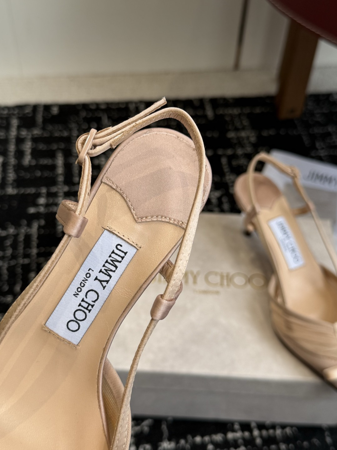 代购级Jimmy Choo 26ss 春夏 系列JC新款 高跟凉鞋模糊鞋履与珠宝配饰之间的界线 鲜明 J 代购级Jimmy Choo 26ss 春夏 系列JC新款 高跟凉鞋模糊鞋履与珠宝配饰之间的界线 鲜明 J