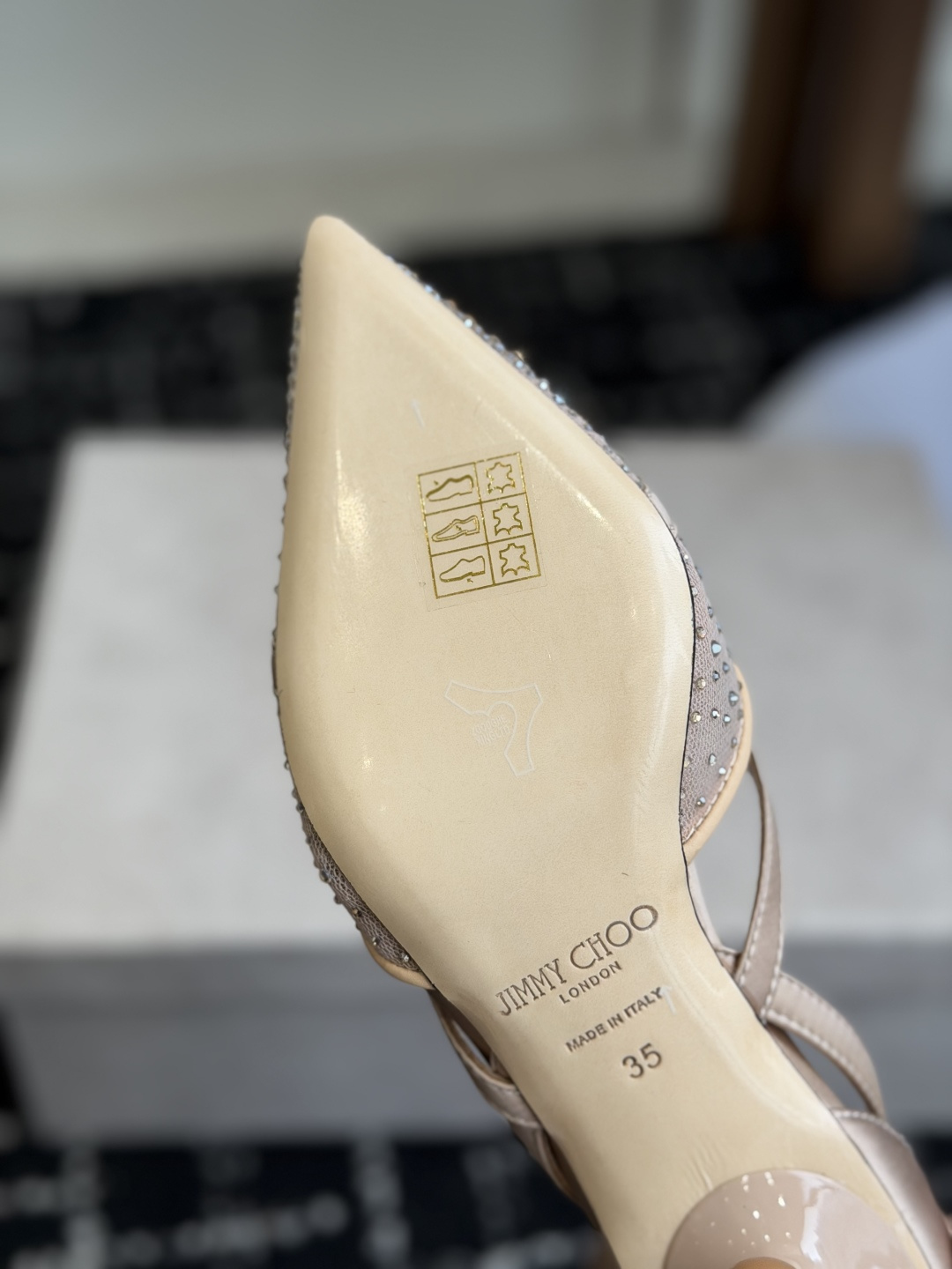 代购级Jimmy Choo 26ss 春夏 系列JC新款 高跟拖鞋 凉鞋模糊鞋履与珠宝配饰之间的界线 鲜