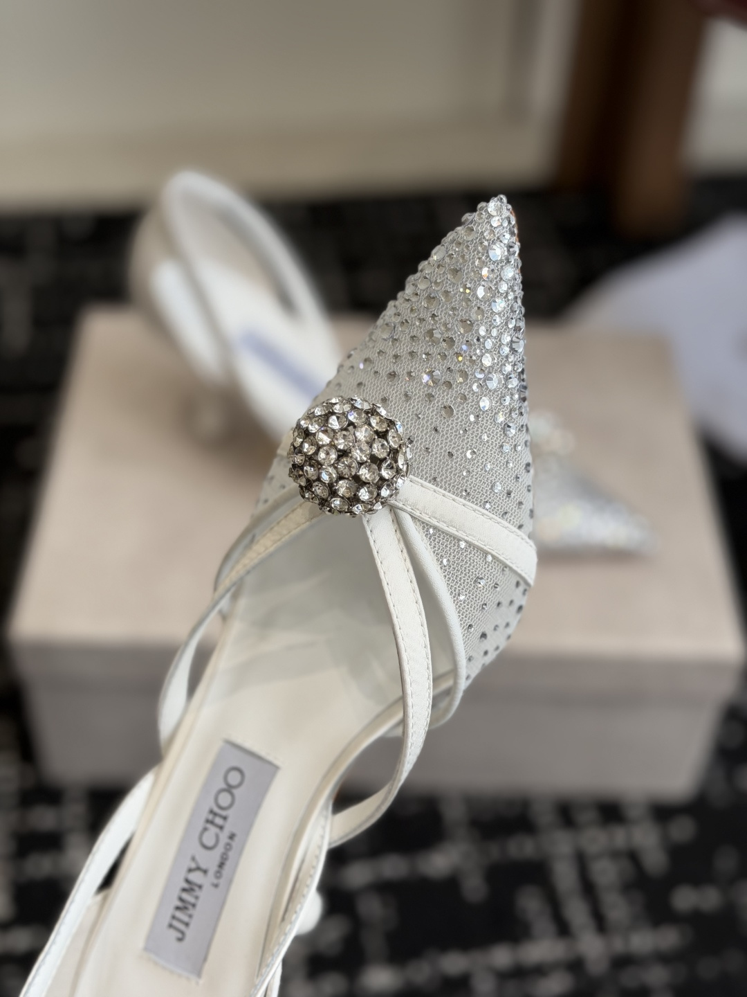代购级Jimmy Choo 26ss 春夏 系列JC新款 高跟拖鞋 凉鞋模糊鞋履与珠宝配饰之间的界线 鲜