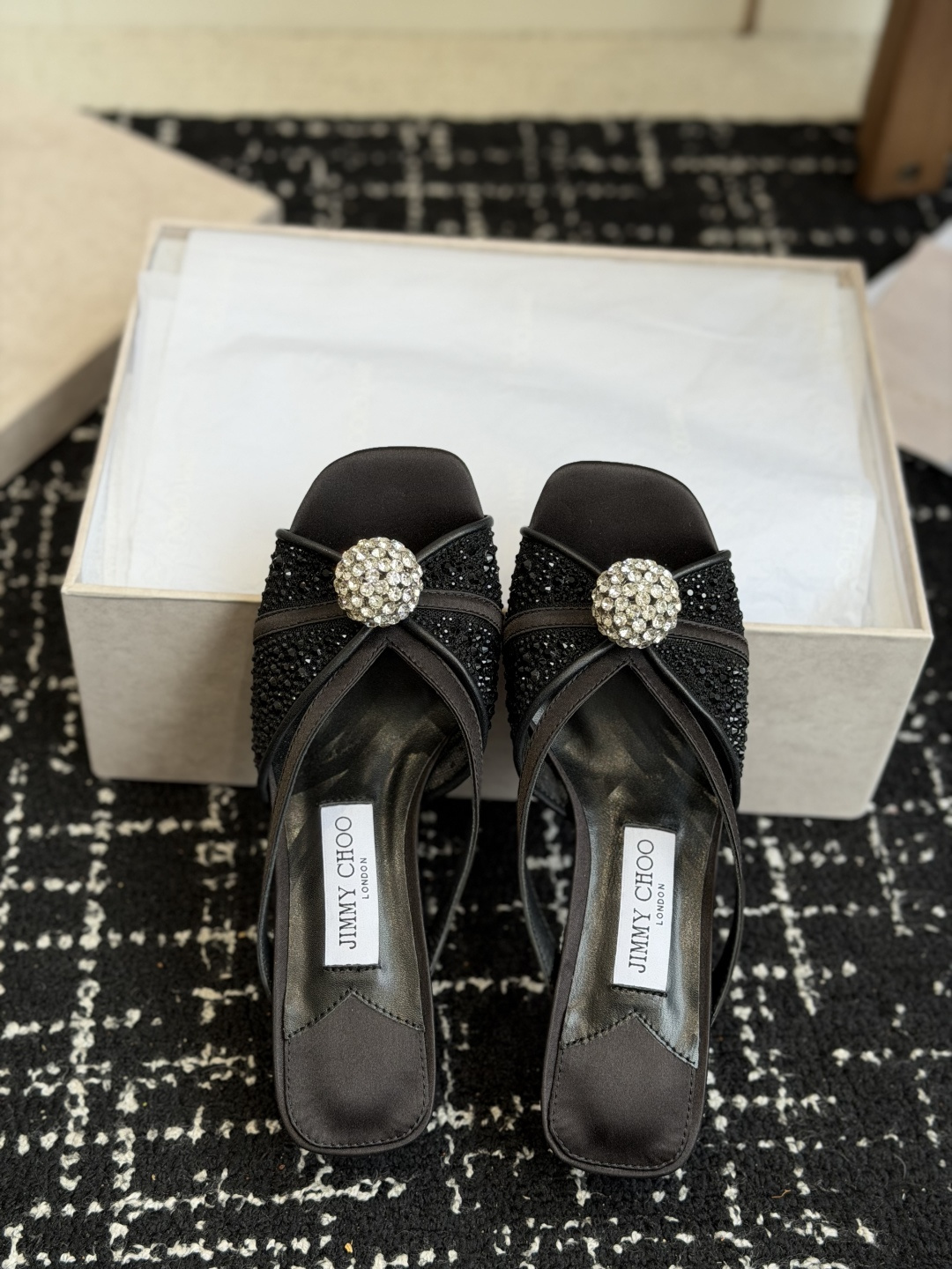 代购级Jimmy Choo 26ss 春夏 系列JC新款 高跟拖鞋 凉鞋模糊鞋履与珠宝配饰之间的界线 鲜