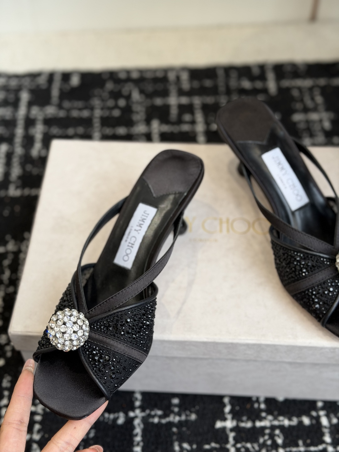 代购级Jimmy Choo 26ss 春夏 系列JC新款 高跟拖鞋 凉鞋模糊鞋履与珠宝配饰之间的界线 鲜