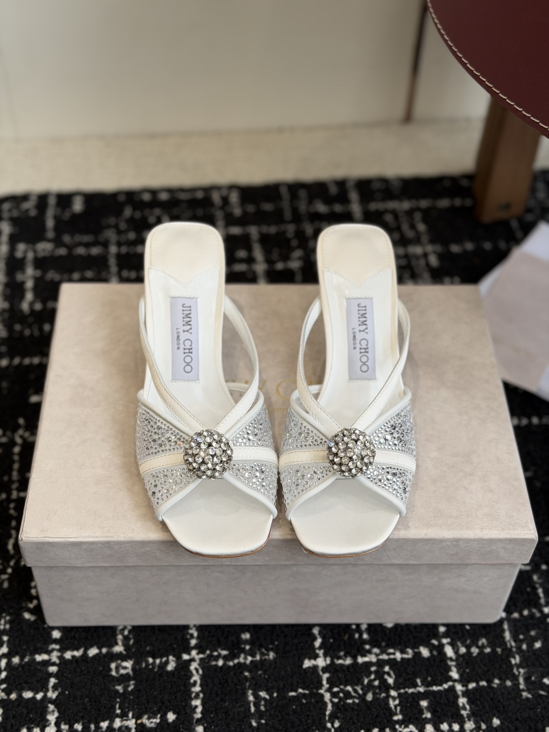 代购级Jimmy Choo 26ss 春夏 系列JC新款 高跟拖鞋 凉鞋模糊鞋履与珠宝配饰之间的界线 鲜