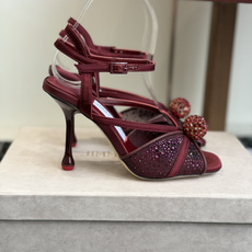 代购级Jimmy Choo 26ss 春夏 系列JC新款 高跟拖鞋 凉鞋模糊鞋履与珠宝配饰之间的界线 鲜 代购级Jimmy Choo 26ss 春夏 系列JC新款 高跟拖鞋 凉鞋模糊鞋履与珠宝配饰之间的界线 鲜