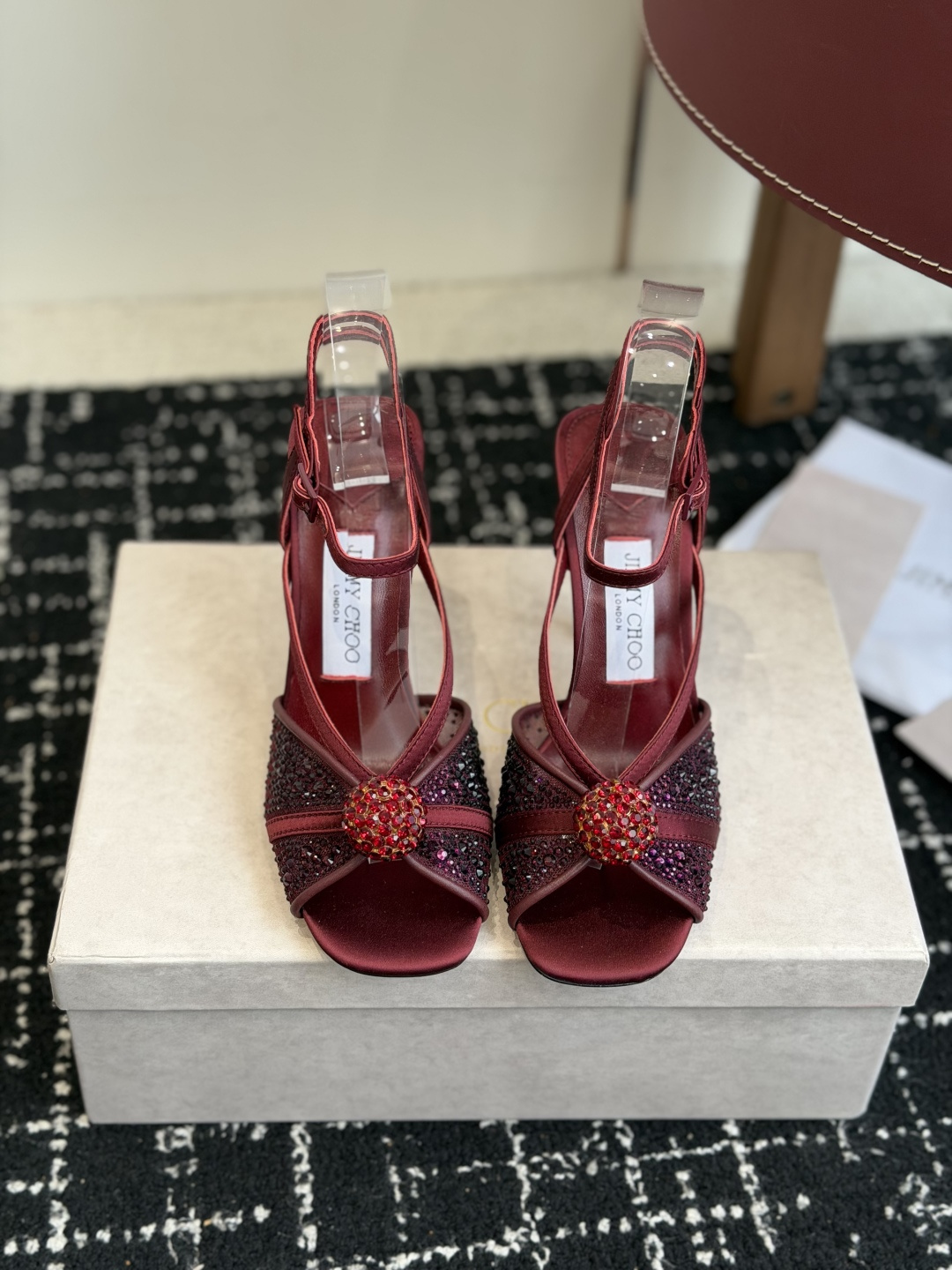 代购级Jimmy Choo 26ss 春夏 系列JC新款 高跟拖鞋 凉鞋模糊鞋履与珠宝配饰之间的界线 鲜