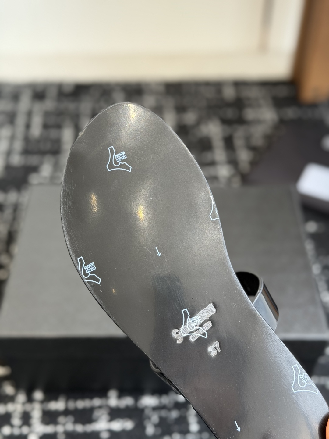 东莞代购级Saint Laurent圣罗兰、平板夹脚凉鞋 拖鞋 26ss 早春最新款、YSL、Logo字 东莞代购级Saint Laurent圣罗兰、平板夹脚凉鞋 拖鞋 26ss 早春最新款、YSL、Logo字