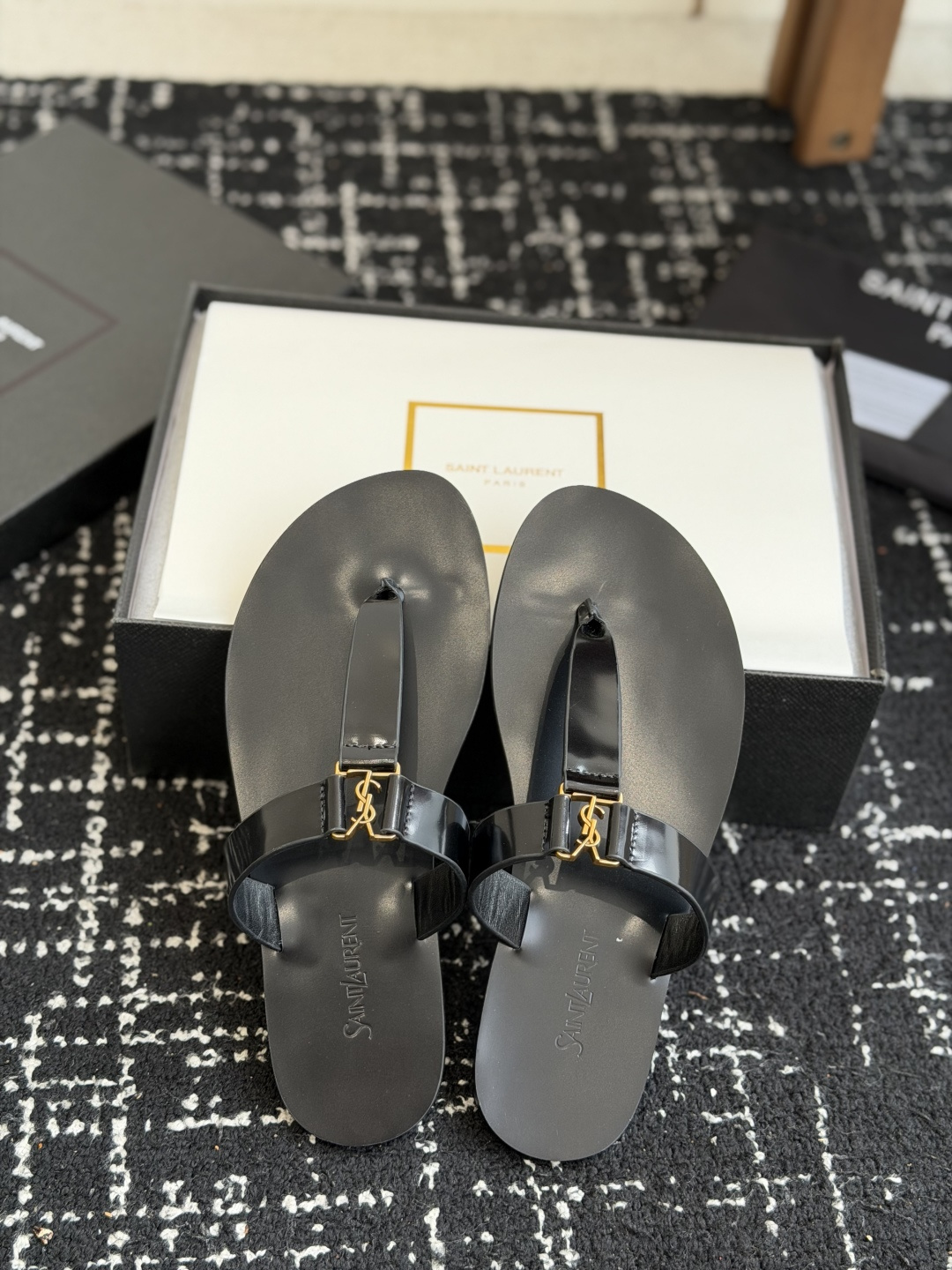 东莞代购级Saint Laurent圣罗兰、平板夹脚凉鞋 拖鞋 26ss 早春最新款、YSL、Logo字 东莞代购级Saint Laurent圣罗兰、平板夹脚凉鞋 拖鞋 26ss 早春最新款、YSL、Logo字