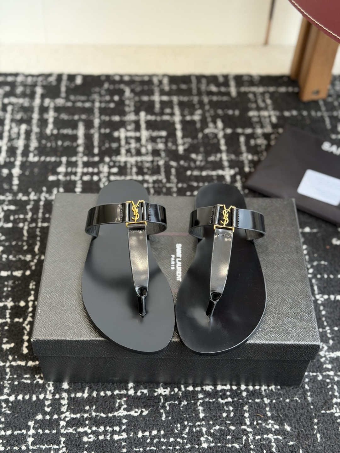 NO:815831,Top quality saint laurent ss26 new arrival～ ysl saint laurent 2026 new style | flip-flops imported cowhide upper + YSL metal buckle sole Italian genuine leather outsole couple size women 35-45, split toe shoes, saint laurent, saint laurent, saint laurent, cowhide, Leather soles19860909顶级品质 saint laurent ss26 new arrival～ ysl 圣罗兰2026新款｜夹趾人字拖 鞋面进口牛皮+YSL金属饰扣 鞋底意大利真皮大底 情侣Size女35-45,分趾鞋,saint laurent,saint laurent,saint laurent,cowhide,Leather soles,Women's Shoes