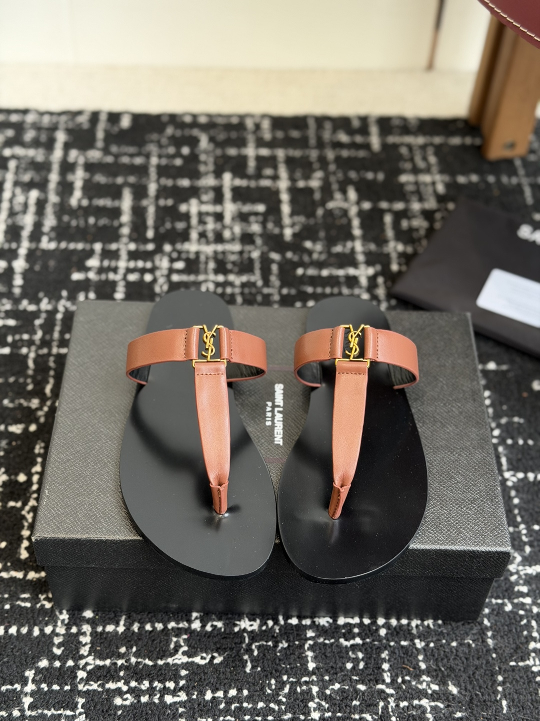 东莞代购级Saint Laurent圣罗兰、平板夹脚凉鞋 拖鞋 26ss 早春最新款、YSL、Logo字