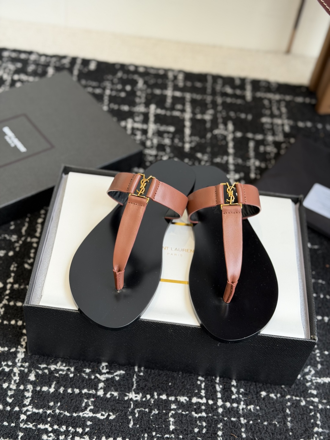 东莞代购级Saint Laurent圣罗兰、平板夹脚凉鞋 拖鞋 26ss 早春最新款、YSL、Logo字 东莞代购级Saint Laurent圣罗兰、平板夹脚凉鞋 拖鞋 26ss 早春最新款、YSL、Logo字