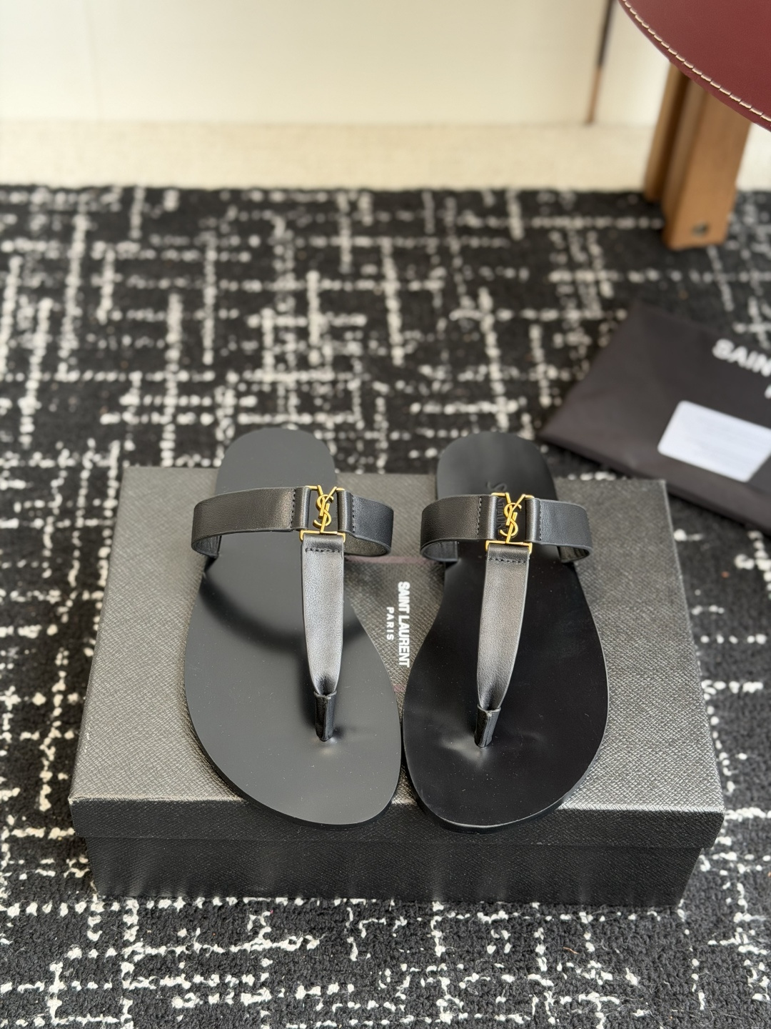 东莞代购级Saint Laurent圣罗兰、平板夹脚凉鞋 拖鞋 26ss 早春最新款、YSL、Logo字