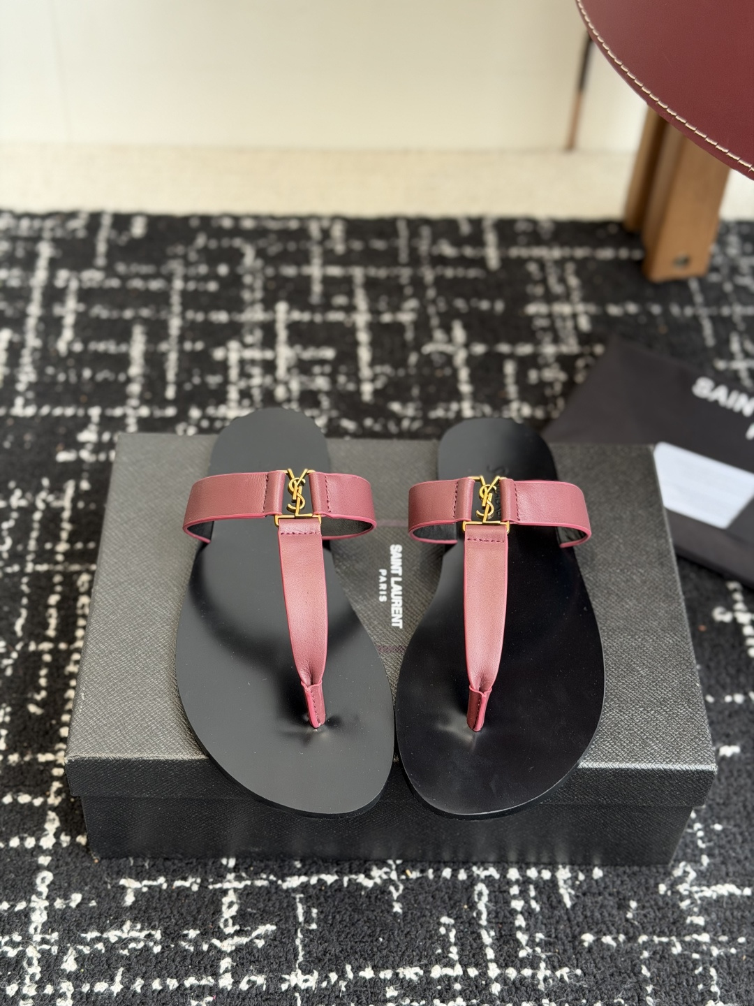 东莞代购级Saint Laurent圣罗兰、平板夹脚凉鞋 拖鞋 26ss 早春最新款、YSL、Logo字
