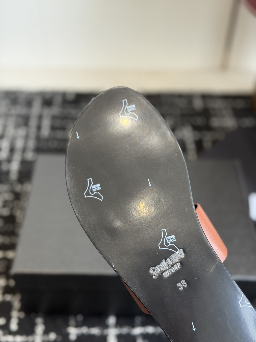 东莞代购级Saint Laurent圣罗兰、平板凉鞋 拖鞋 26ss 早春最新款、YSL、Logo字母扣 东莞代购级Saint Laurent圣罗兰、平板凉鞋 拖鞋 26ss 早春最新款、YSL、Logo字母扣